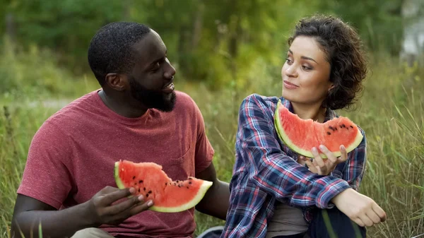 Flørt Blandet Par Diskuterer Planer Fremtiden Spiser Deilig Vannmelon – stockfoto