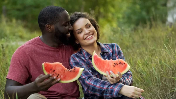 Casal Preto Branco Divertindo Comendo Deliciosa Melancia — Fotografia de Stock