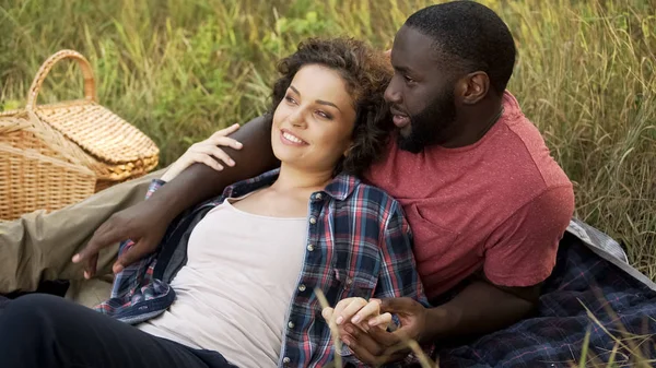 Fidanzato Fidanzata Picnic Nel Parco Ricreativo Appuntamento Romantico All Aperto — Foto Stock