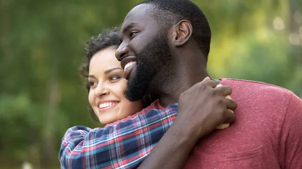 Feliz Casal Multiétnico Celebrar Diversidade Não Racismo Discriminação — Fotografia de Stock