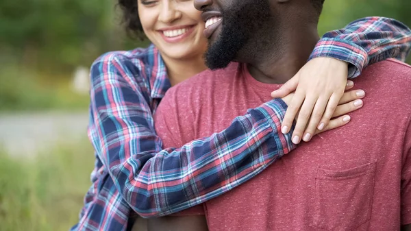 Czarny Człowiek Białej Kobiety Uśmiechnięte Czule Przytulanie Szczęśliwi Ludzie Razem — Zdjęcie stockowe
