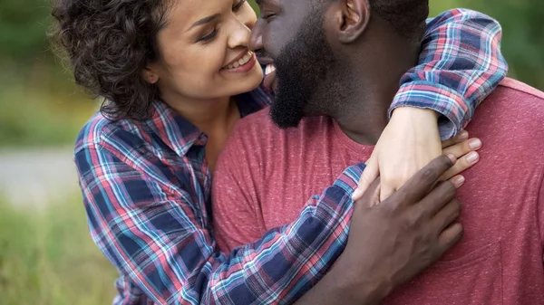 Dos Personas Enamoradas Muestran Afecto Uno Por Otro Tocando Delicadamente —  Fotos de Stock