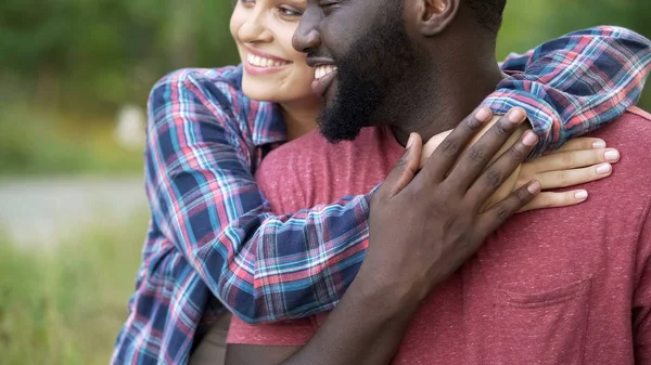 Homem Negro Mulher Raça Mista Carinhosamente Abraçando Pessoas Felizes Sorrindo — Fotografia de Stock