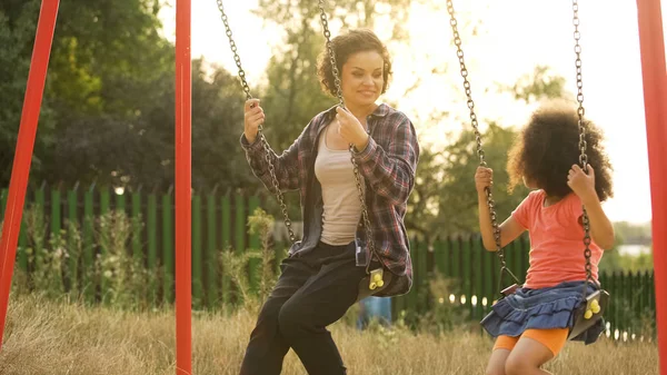 Dos Hermanas Alegres Balanceándose Juntas Parque Infantil Aire Libre Felicidad — Foto de Stock