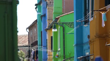 Güzel renkli evler clothesline, günlük yaşamda Burano, Venedik ile