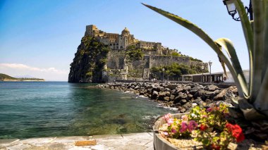Eski İtalyan Argonese kale romantik görünümü, Ischia, seyahat gezi