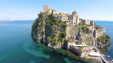 Ischia, İtalyan yerlerinden yakınındaki Aragonca Kalesi'nde Immacolata kilise kubbe