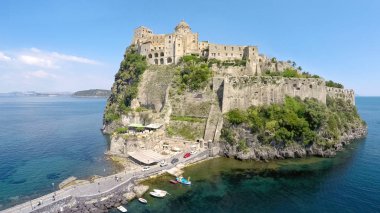 İtalyan Ortaçağ Aragonca kalede Napoli Körfezi, fantastik havadan görünümü