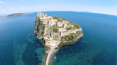 Ischia, volkanik ada, havadan görünümü üzerinde kale içinde güzel tarihi yapı