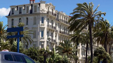 Güzel palms, turistler için saygın otel çevrili Nice bina