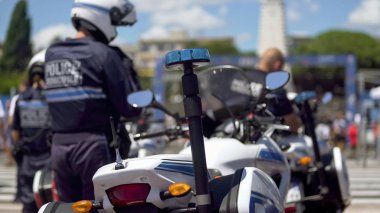 Büyük şehirde kitle olay sırasında kamu güvenliği korumak trafik polis