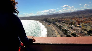 Gözlem güverte ayakta, deniz kıyısında güzel şehir bakarak Genç Bayan