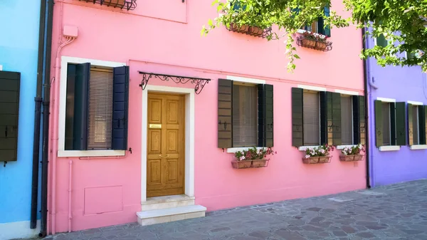 Acogedora Casa Rosa Con Macetas Hermoso Edificio Colorido Burano Venecia — Foto de Stock