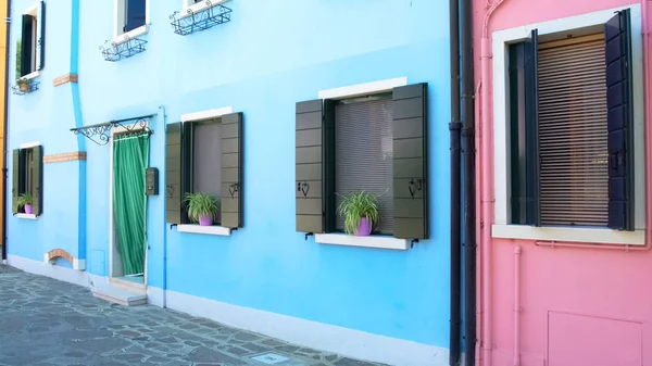 Fascinantes Acogedoras Casas Coloridas Con Macetas Isla Burano Venecia — Foto de Stock