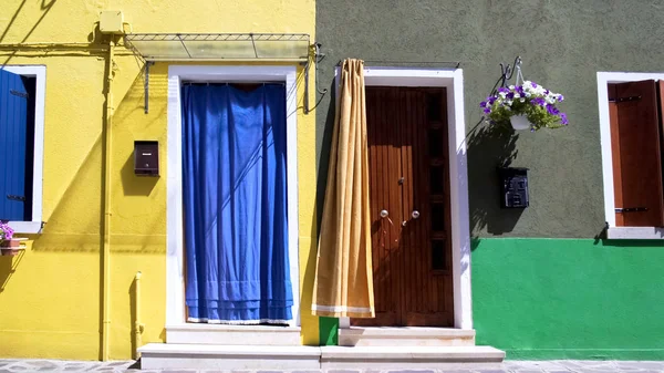 Acogedores Edificios Residenciales Amarillos Grises Burano Barrio Acogedor — Foto de Stock