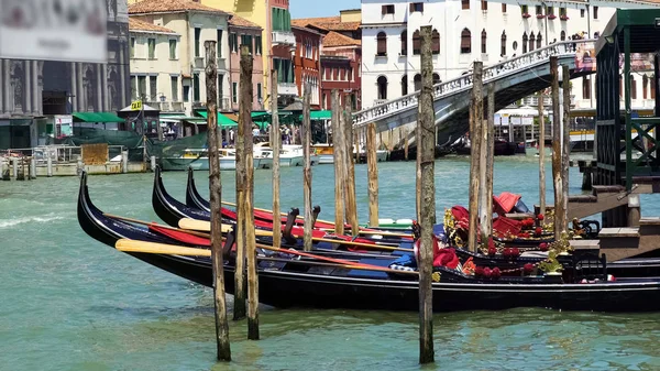 Beautiful Gondolas Docked Venice Canal Water Transport Sightseeing Tour — Stock Photo, Image