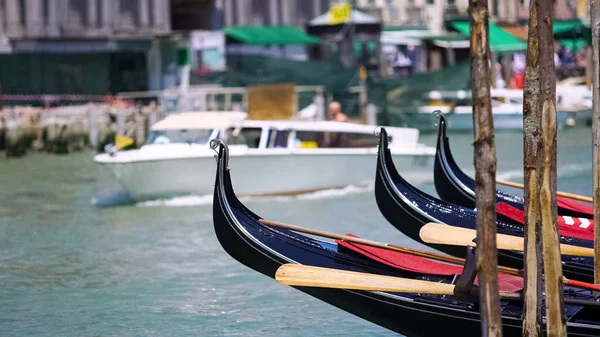 Water Taxi Carrying Tourists Venice Gondolas Parked Canal Sightseeing — Stock Photo, Image