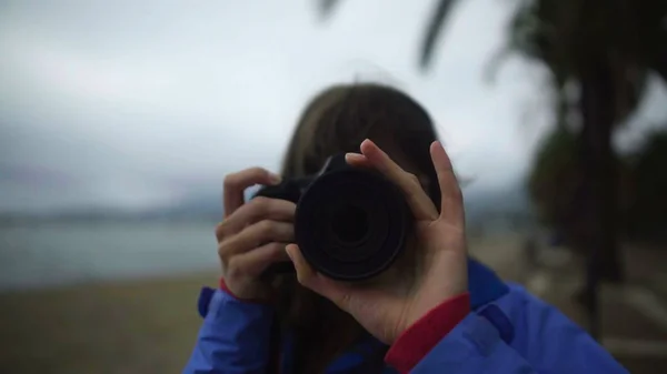 Girl Photographer Adjusting Lens Camera Taking Pictures Leisure Hobby — Stock Photo, Image