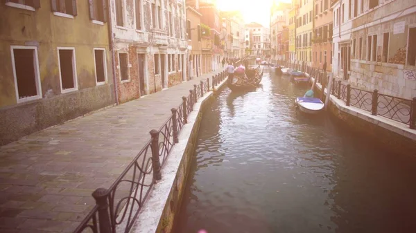 Brightly Sunlit Venice Street Gondola Carrying Tourists Romantic Vacation — Stock Photo, Image