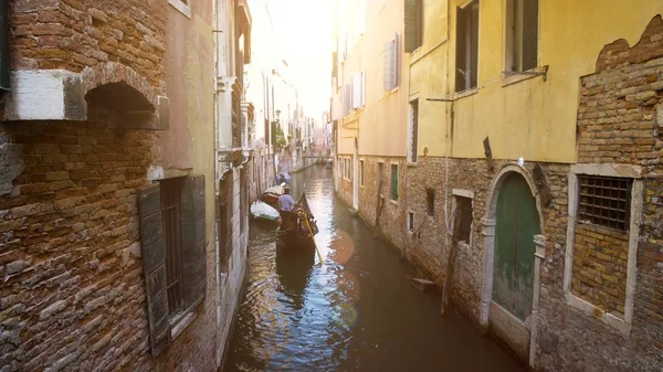 Man Steering Old Gondola Boat Narrow Street Venice Romantic Trip — Stock Photo, Image