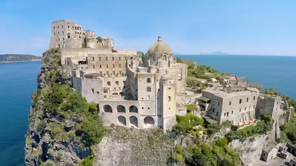 Increíble Castillo Medieval Pequeña Isla Azul Del Golfo Nápoles Viaje —  Fotos de Stock