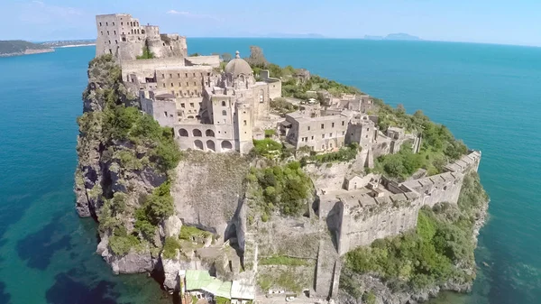 Italienska Turistattraktion Medeltida Aragoneses Fästning Ischia Flygfoto — Stockfoto