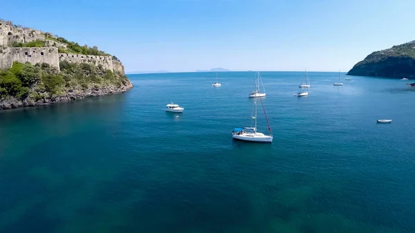 Barcos Privados Que Navegan Superficie Turquesa Actividad Recreativa Del Mar —  Fotos de Stock