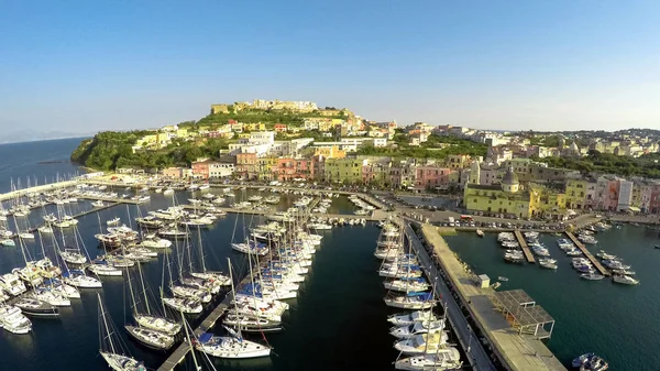 Mediterráneo Tiro Aéreo Ciudad Costera Barcos Atracados Puerto Vacaciones Verano —  Fotos de Stock