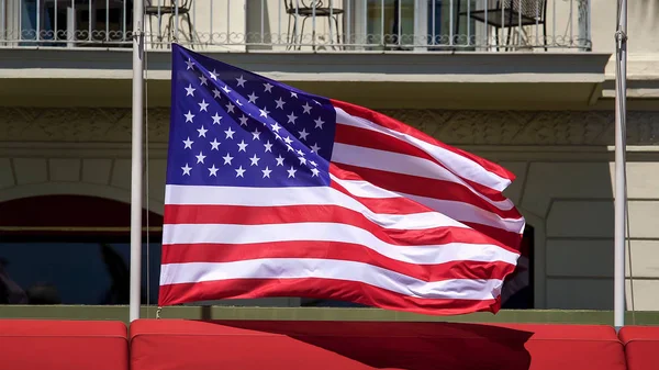 Amerikanische Flagge Flattert Mast Vor Gebäude Patriotismus Demokratie — Stockfoto