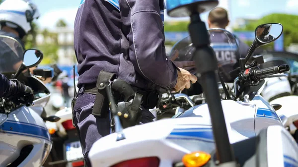 Офицер Мотоциклетной Полиции Патрулирует Общественный Порядок Большом Городе — стоковое фото