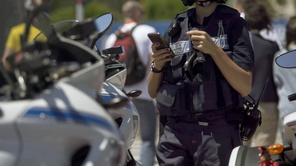 Vrouwelijke Politieagent Staande Naast Motor Controle Van Mobiele Telefoon Plicht — Stockfoto