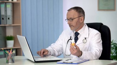 İlaç sipariş online kamu ihaleleri için yapım, dizüstü bilgisayarda çalışan doktor