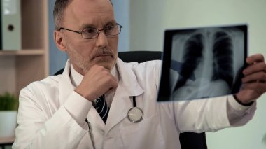 Göğüs röntgeni, patoloji, teşhis için seyir scrutinizing erkek akşam
