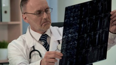 Eğitim hasta hasta doktor MRI, bulur hasar servikal omur, tanılama