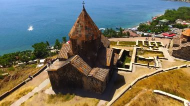 Sevanavank Manastırı karmaşık, eski mimari Ermenistan'da havadan görünümü