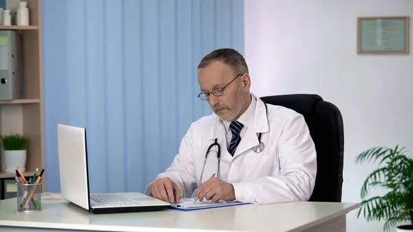 Terapeuta Llenando Formularios Seguro Médico Escribiendo Prescripción Para Paciente —  Fotos de Stock