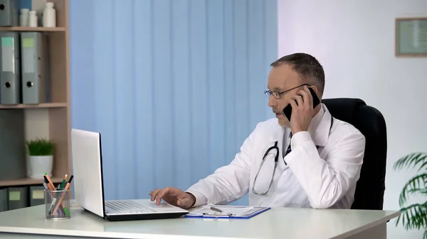 Allgemeinmediziner Der Online Und Telefonkonsultationen Durchführt Und Patienten Betreut — Stockfoto