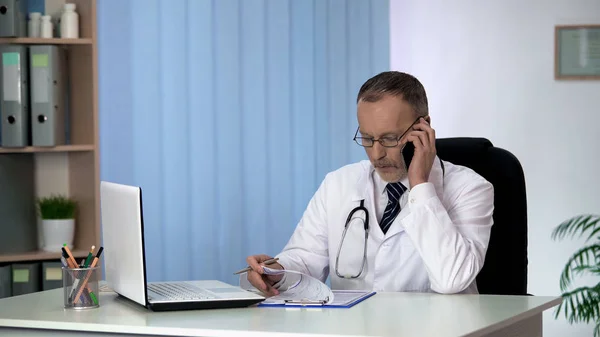 Arzt Berät Patienten Telefongesprächen Professionelle Gesundheitsdienste — Stockfoto