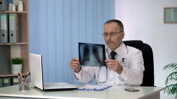 Médico Examinando Pacientes Radiografía Tórax Diagnóstico Enfermedad Pulmonar Atención Médica —  Fotos de Stock