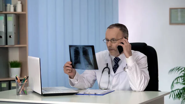 Oncólogo Llamando Paciente Informando Sobre Enfermedad Pulmonar Examen Rayos — Foto de Stock