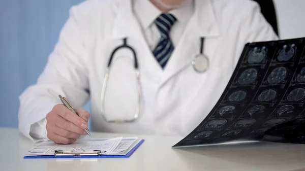 Beyin hastalığı için ilaç reçete, MRI tarama, sigorta inceleyerek doktor