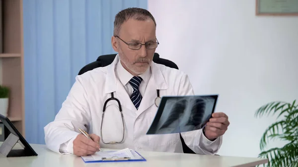 Médico Examinando Radiografía Pulmón Torácico Llenando Los Pacientes Formulario Médico —  Fotos de Stock