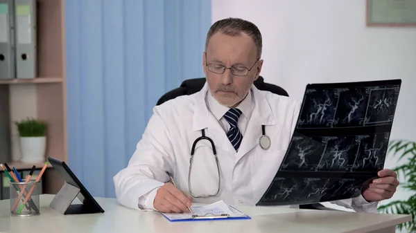 Neurologist Checking Angiography Blood Vessels Writing Prescription Form — Stock Photo, Image