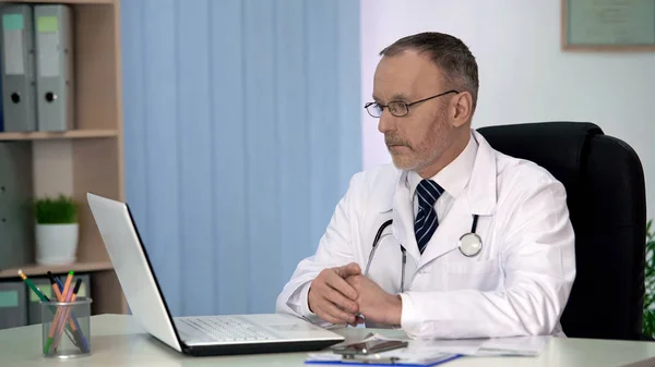 Practitioner Carefully Reading Medicine Article Laptop Self Education — Stock Photo, Image