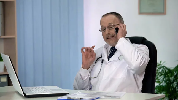 Astuto Doctor Corrupto Insinuando Soborno Conversación Telefónica Con Paciente — Foto de Stock