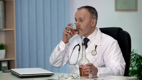 Verantwortungsloser Arzt Alkohol Trinken Sich Bei Der Arbeit Entspannen Stressige — Stockfoto
