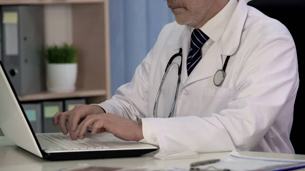 Científico Medicina Escribiendo Proyecto Ordenador Portátil Trabajando Tratamiento Innovador — Foto de Stock