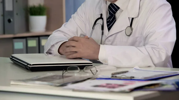 Médico Masculino Sentado Consultorio Clínica Servicios Profesionales Salud Reforma —  Fotos de Stock