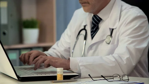 Pharmacist Typing Laptop Research New Drugs Medicine Development — Stock Photo, Image