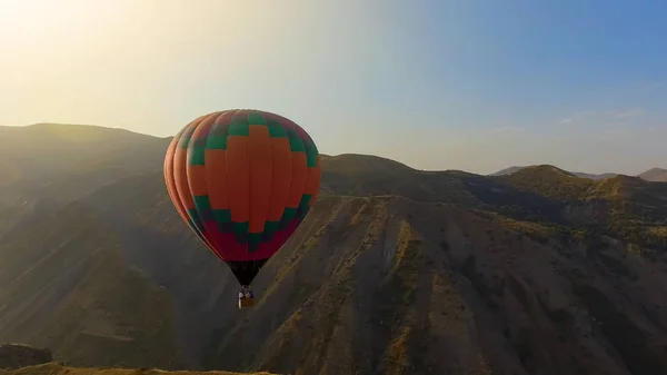 Obrovské Horkovzdušných Balónů Nad Horské Krajiny Aktivní Trávení Volného Času — Stock fotografie